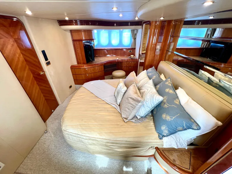 Strb Side Azimut 68 Plus 2002 for Sale | MarineSource