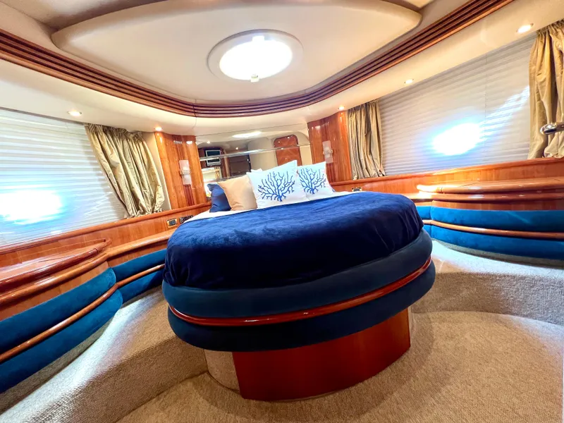 Strb Side Azimut 68 Plus 2002 for Sale | MarineSource