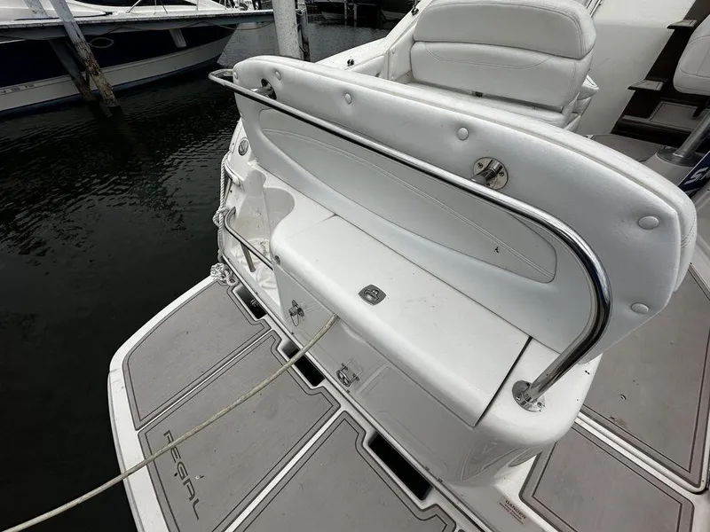 Slide: The Image of 2005 Regal Commodore 27 boat stern with white seating and swim platform. - 15