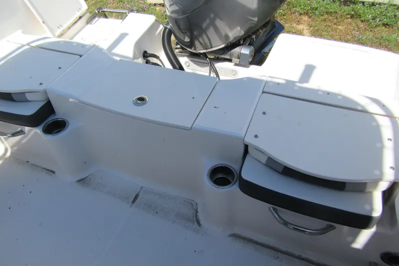 Slide: The Image of 2025 Robalo R200 Center Console boat seating and engine area, featuring cup holders. - 8
