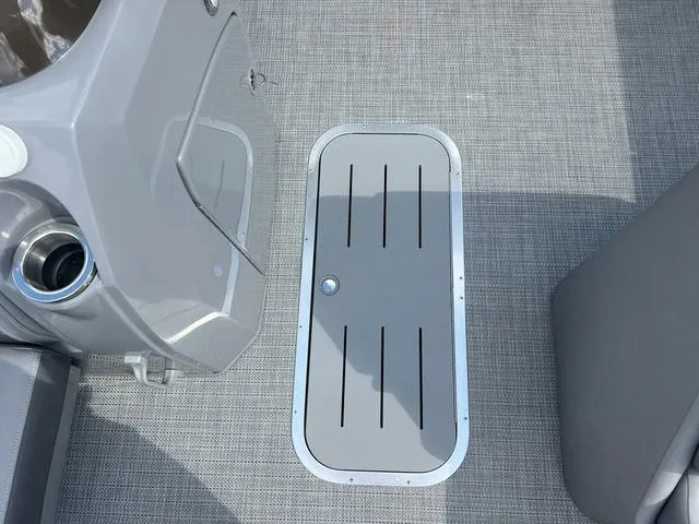 Slide: The Image of Bennington L Top Deck 26 LSRTD Tritoon 2025 - 12