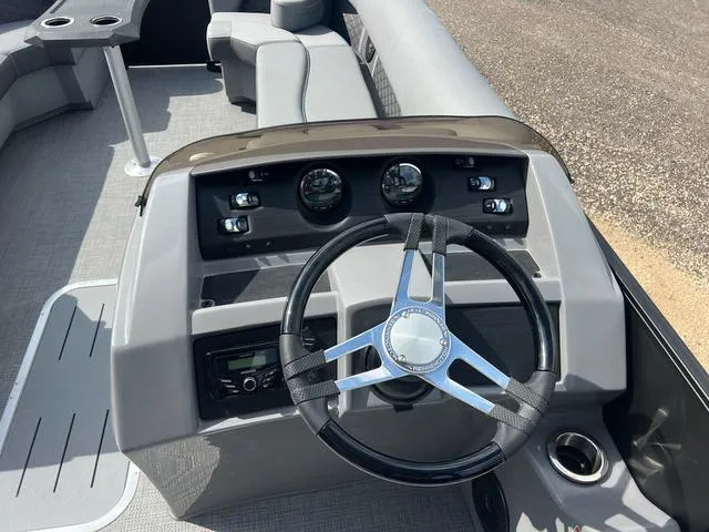 Slide: The Image of Bennington L Top Deck 26 LSRTD Tritoon 2025 - 17