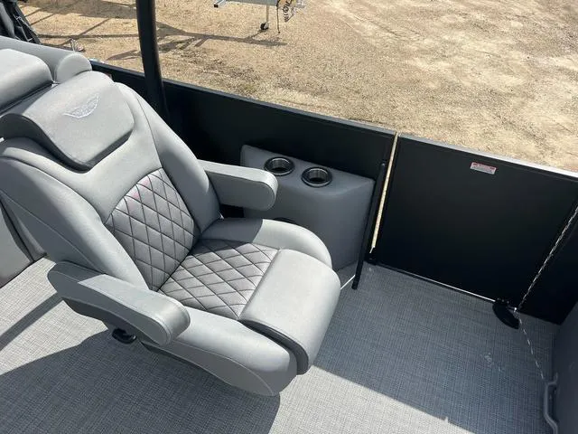 Slide: The Image of Bennington L Top Deck 26 LSRTD Tritoon 2025 - 22