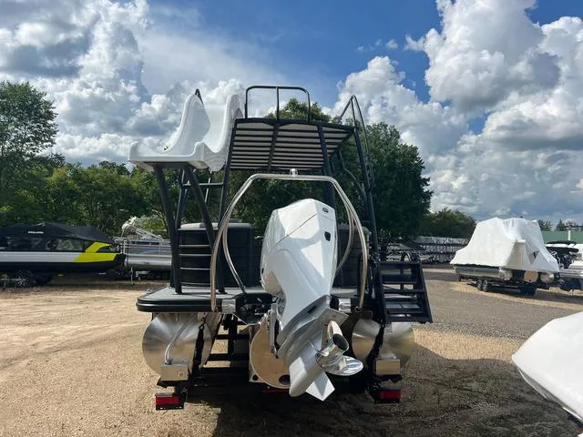 Slide: The Image of Bennington L Top Deck 26 LSRTD Tritoon 2025 - 4