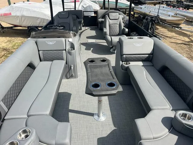 Slide: The Image of Bennington L Top Deck 26 LSRTD Tritoon 2025 - 6