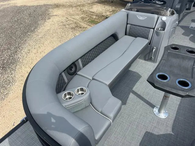 Slide: The Image of Bennington L Top Deck 26 LSRTD Tritoon 2025 - 7