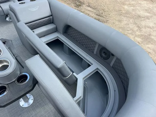 Slide: The Image of Bennington L Top Deck 26 LSRTD Tritoon 2025 - 10