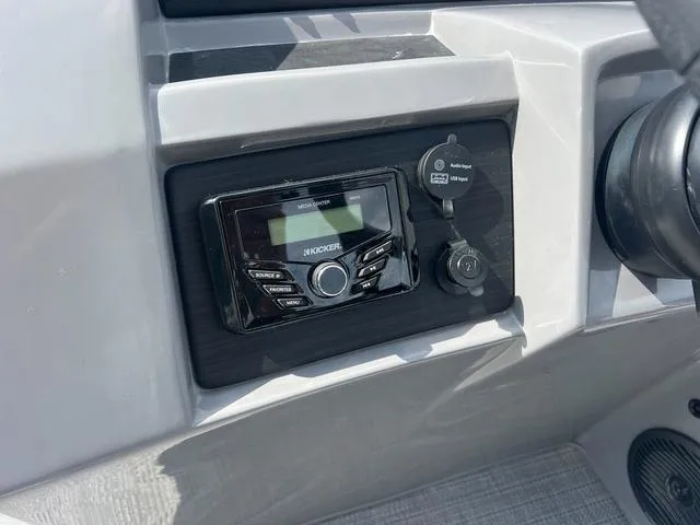 Slide: The Image of Bennington L Top Deck 26 LSRTD Tritoon 2025 - 18