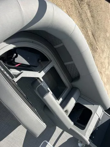 Slide: The Image of Bennington L Top Deck 26 LSRTD Tritoon 2025 - 28