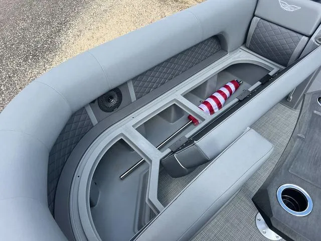 Slide: The Image of Bennington L Top Deck 26 LSRTD Tritoon 2025 - 8