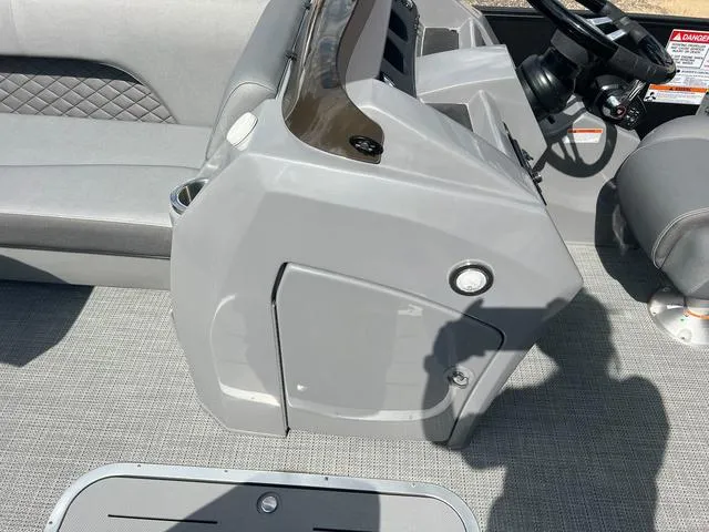 Slide: The Image of Bennington L Top Deck 26 LSRTD Tritoon 2025 - 14