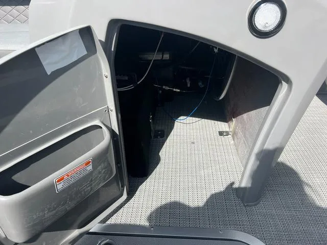 Slide: The Image of Bennington L Top Deck 26 LSRTD Tritoon 2025 - 15