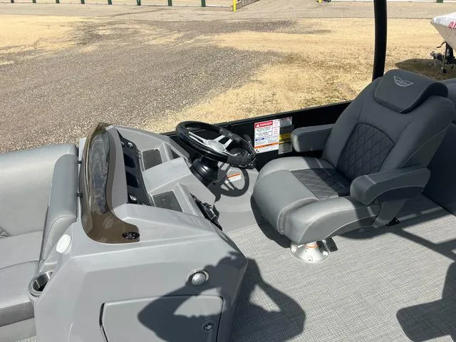 Slide: The Image of Bennington L Top Deck 26 LSRTD Tritoon 2025 - 16