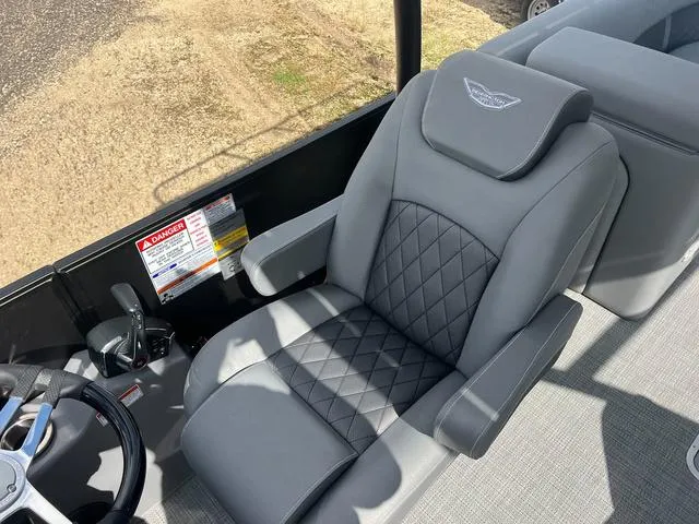 Slide: The Image of Bennington L Top Deck 26 LSRTD Tritoon 2025 - 21