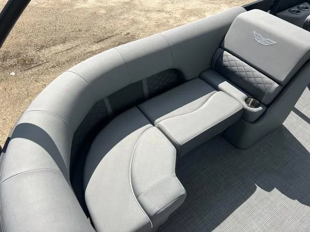 Slide: The Image of Bennington L Top Deck 26 LSRTD Tritoon 2025 - 27