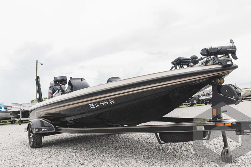 Slide: The Image of 2009 Skeeter ZX 200 bass boat on a trailer. - 10
