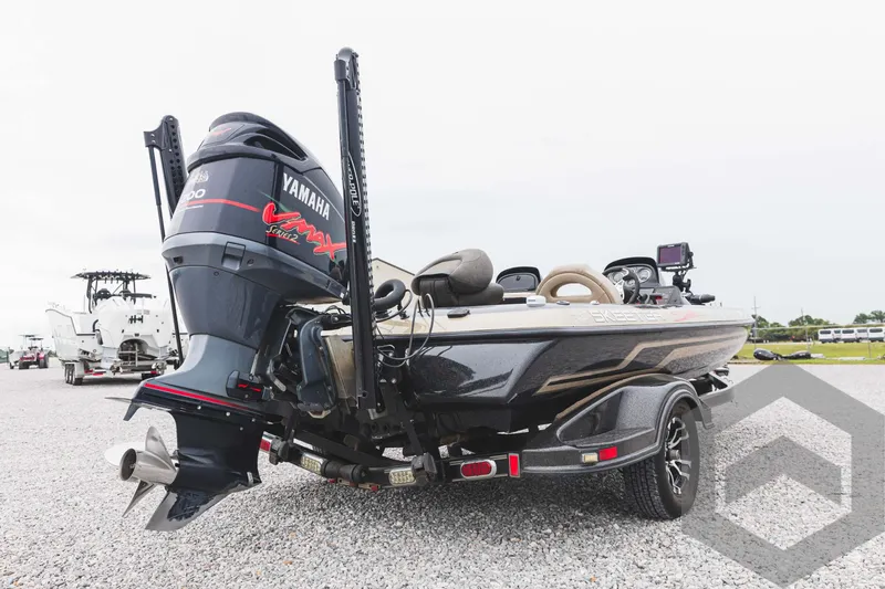 Slide: The Image of 2009 Skeeter ZX 200 bass boat with Yamaha engine, rear view. - 15