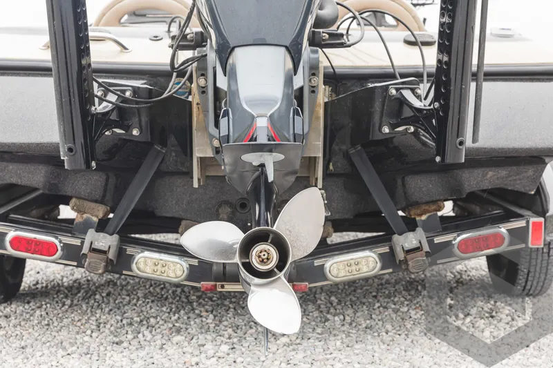 Slide: The Image of 2009 Skeeter ZX 200 boat rear view showing propeller and trailer. - 17