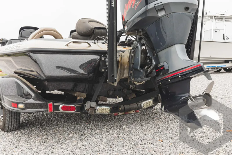 Slide: The Image of 2009 Skeeter ZX 200 boat rear view with outboard motor on gravel. - 18