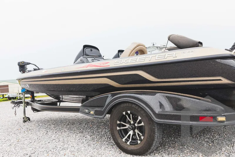 Slide: The Image of 2009 Skeeter ZX 200 bass boat on a trailer, side view. - 24