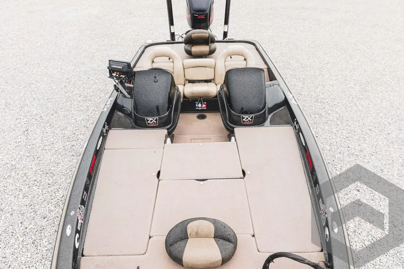 Slide: The Image of 2009 Skeeter ZX 200 fishing boat with beige and black seating. - 29