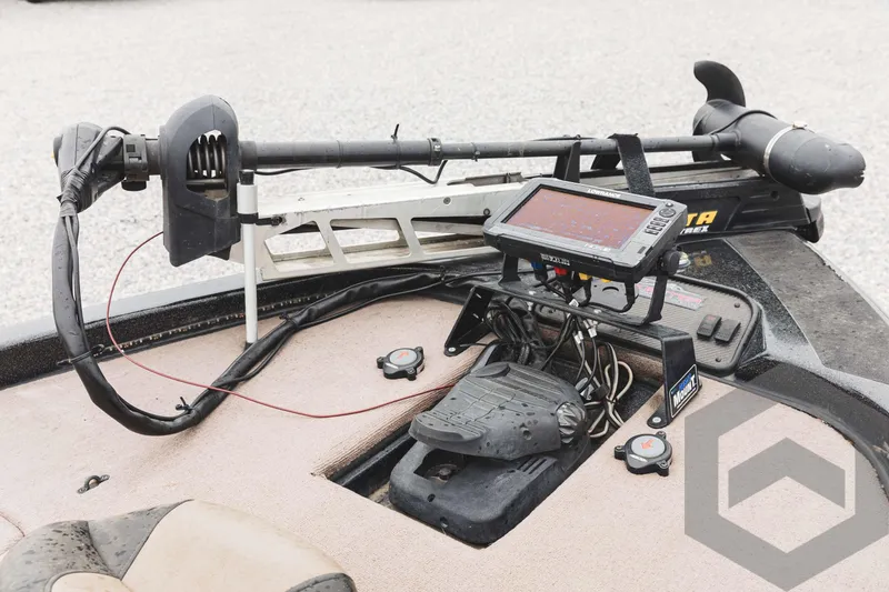 Slide: The Image of 2009 Skeeter ZX 200 boat with advanced fishing electronics and trolling motor. - 30
