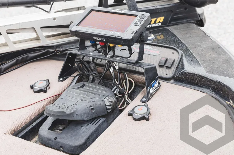 Slide: The Image of 2009 Skeeter ZX 200 boat dashboard with fishfinder and trolling motor controls. - 31