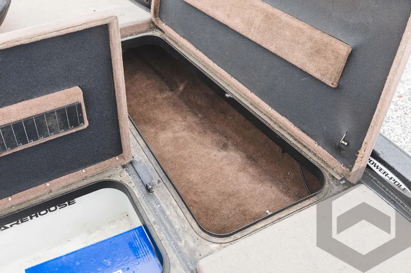 Slide: The Image of 2009 Skeeter ZX 200 boat storage compartments and livewell. - 36
