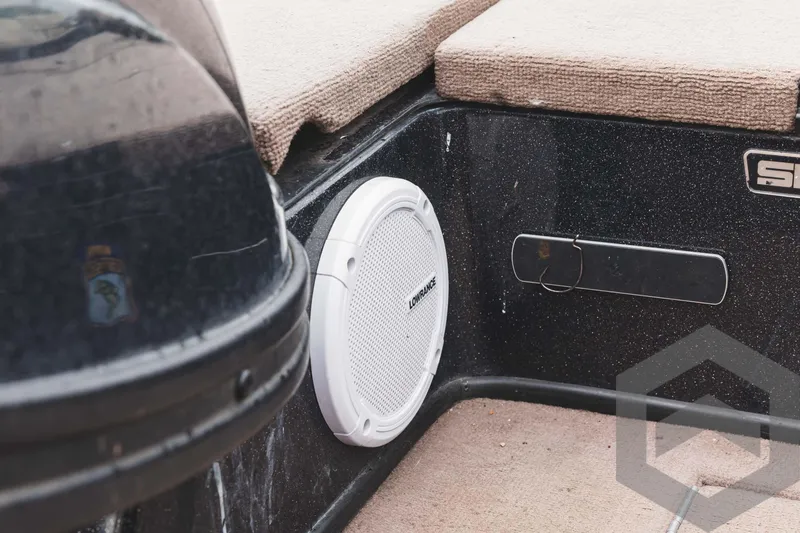 Slide: The Image of 2009 Skeeter ZX 200 boat interior with speaker and carpeted flooring. - 41