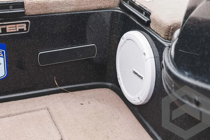 Slide: The Image of 2009 Skeeter ZX 200 boat interior with Lowrance speaker. - 42