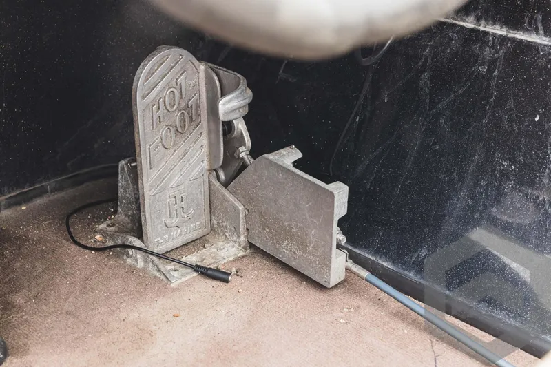 Slide: The Image of 2009 Skeeter ZX 200 boat foot pedal control system. - 47