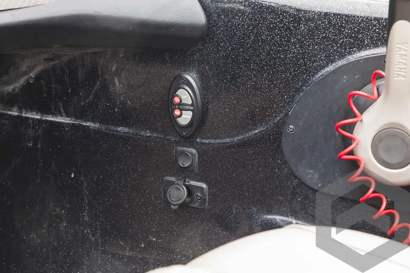Slide: The Image of 2009 Skeeter ZX 200 boat interior control panel with Yamaha components. - 48