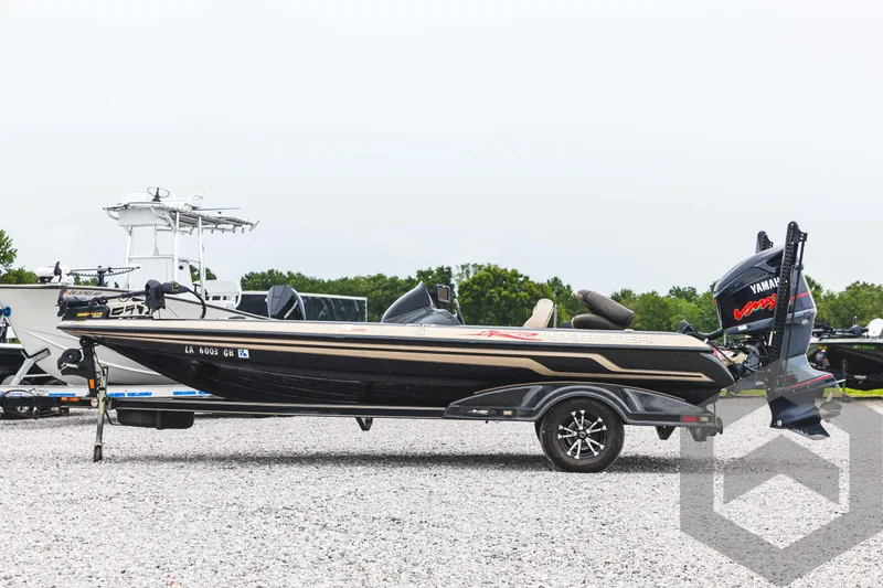 Slide: The Image of 2009 Skeeter ZX 200 bass boat on a trailer, side view. - 9