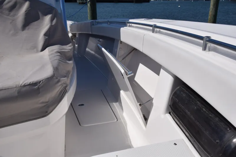 Slide: The Image of Invincible 42 Center Cabin 2018 - 13