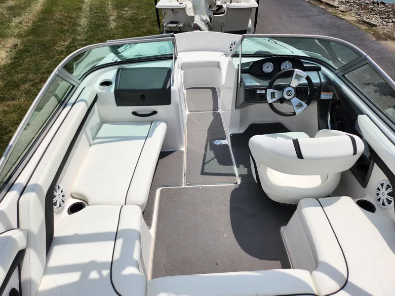 Slide: The Image of 2016 Yamaha Boats AR190 interior with white seating and steering console. - 10