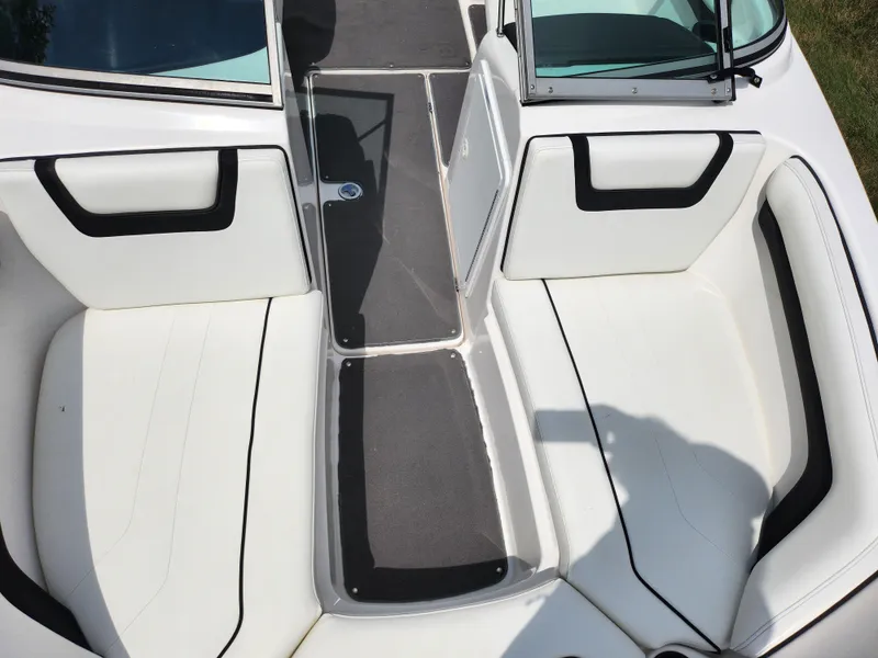 Slide: The Image of 2016 Yamaha Boats AR190 interior seating and walkway. - 18