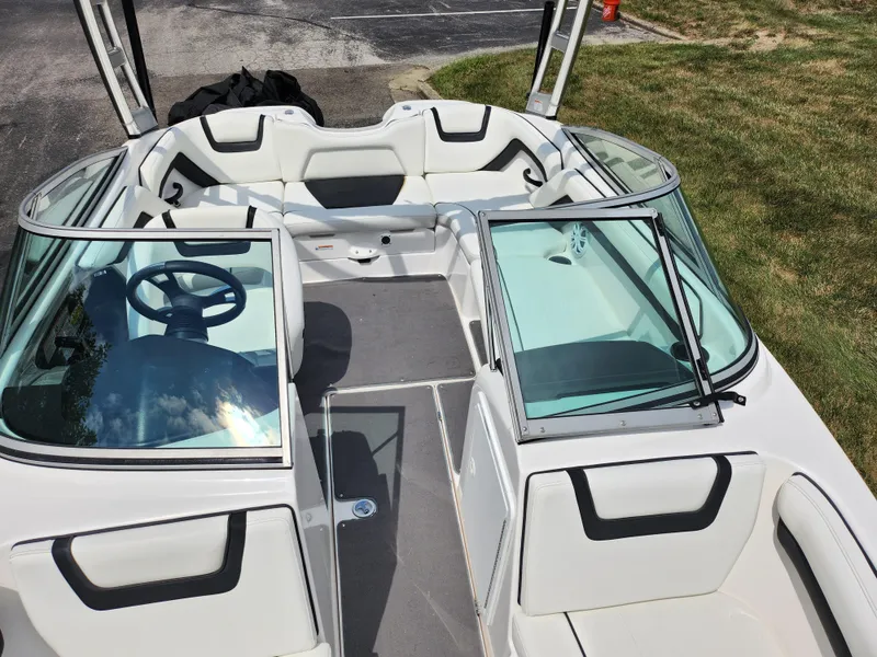 Slide: The Image of 2016 Yamaha Boats AR190 interior with open bow seating and steering console. - 19