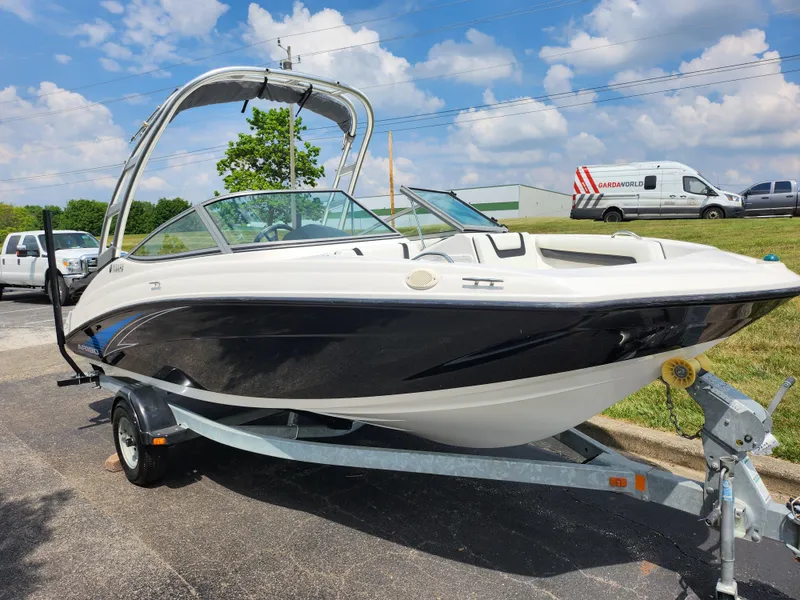 Slide: The Image of 2016 Yamaha Boats AR190 on trailer under blue sky. - 5