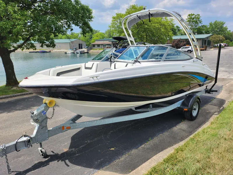 Slide: The Image of 2016 Yamaha Boats AR190 on trailer by lakeside. - 8