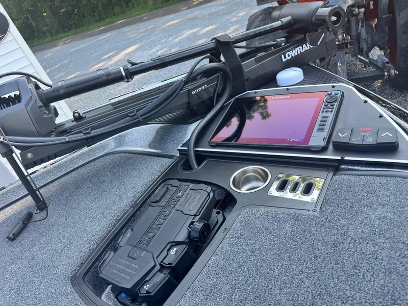 Slide: The Image of 2024 Ranger Z521R Ranger Cup Equipped boat with Lowrance electronics. - 6