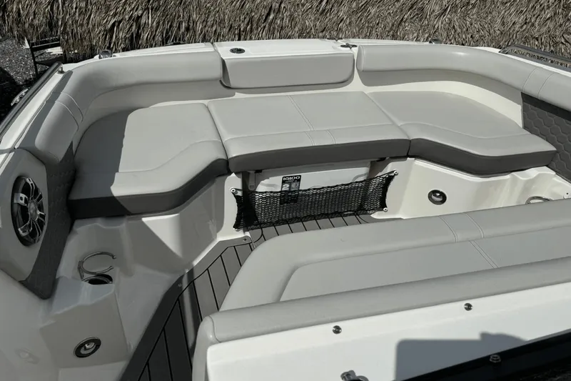 Slide: The Image of Sea Ray SDX 250 Outboard 2022 - 14