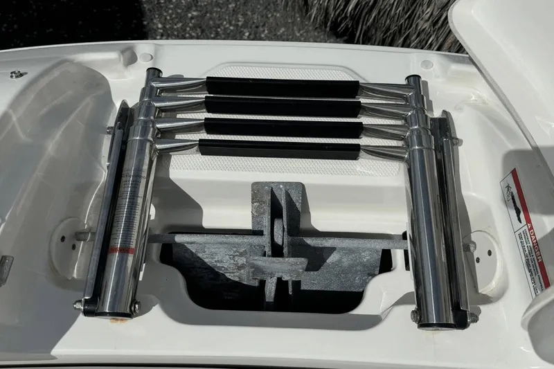 Slide: The Image of Sea Ray SDX 250 Outboard 2022 - 15