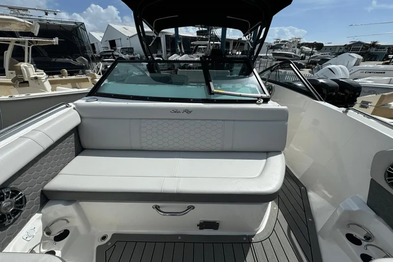Slide: The Image of Sea Ray SDX 250 Outboard 2022 - 18