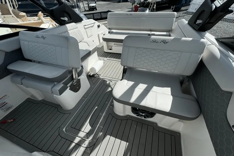 Slide: The Image of Sea Ray SDX 250 Outboard 2022 - 19