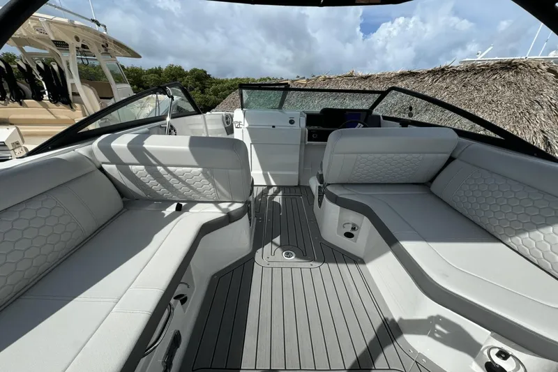 Slide: The Image of Sea Ray SDX 250 Outboard 2022 - 25