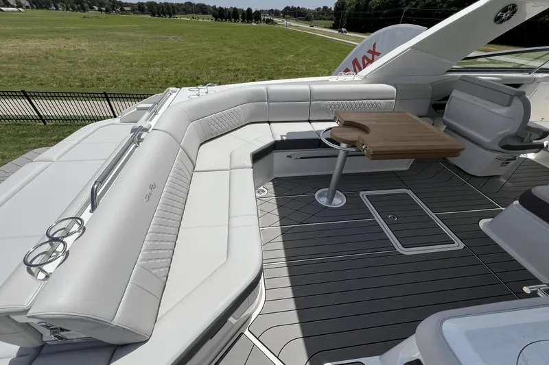 Slide: The Image of Sea Ray SLX 400 2025 - 10