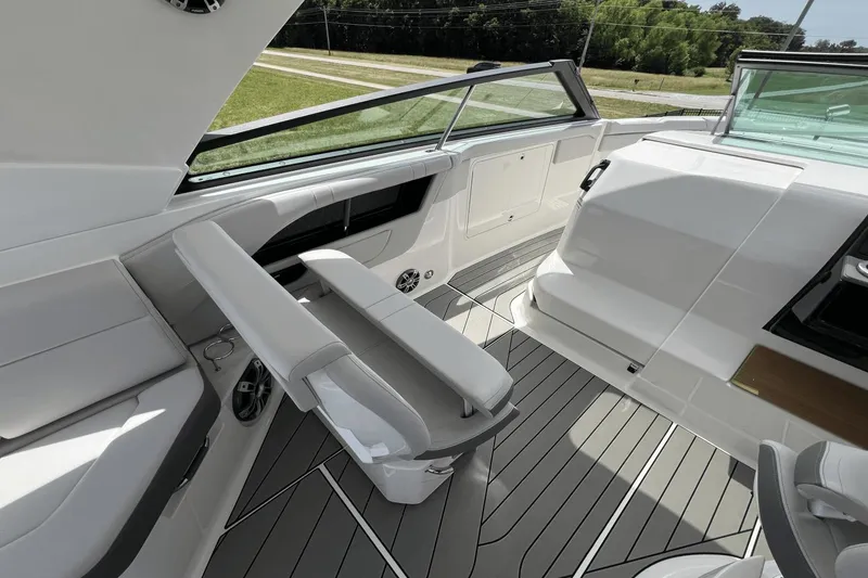 Slide: The Image of Sea Ray SLX 400 2025 - 13