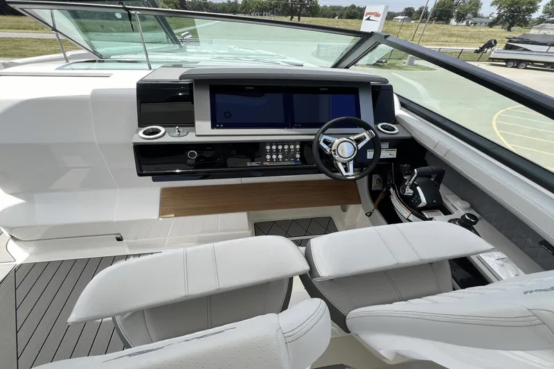 Slide: The Image of Sea Ray SLX 400 2025 - 14