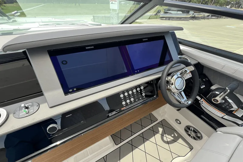 Slide: The Image of Sea Ray SLX 400 2025 - 15