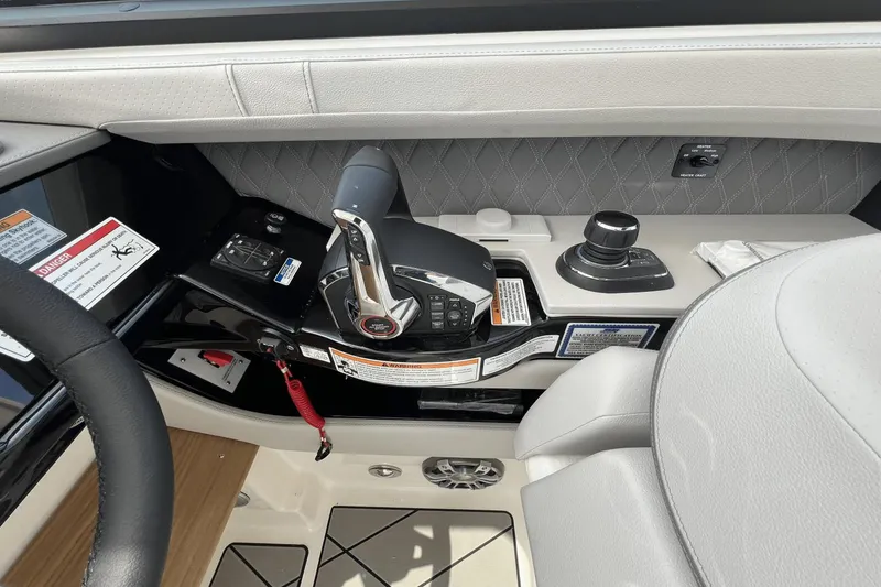 Slide: The Image of Sea Ray SLX 400 2025 - 16